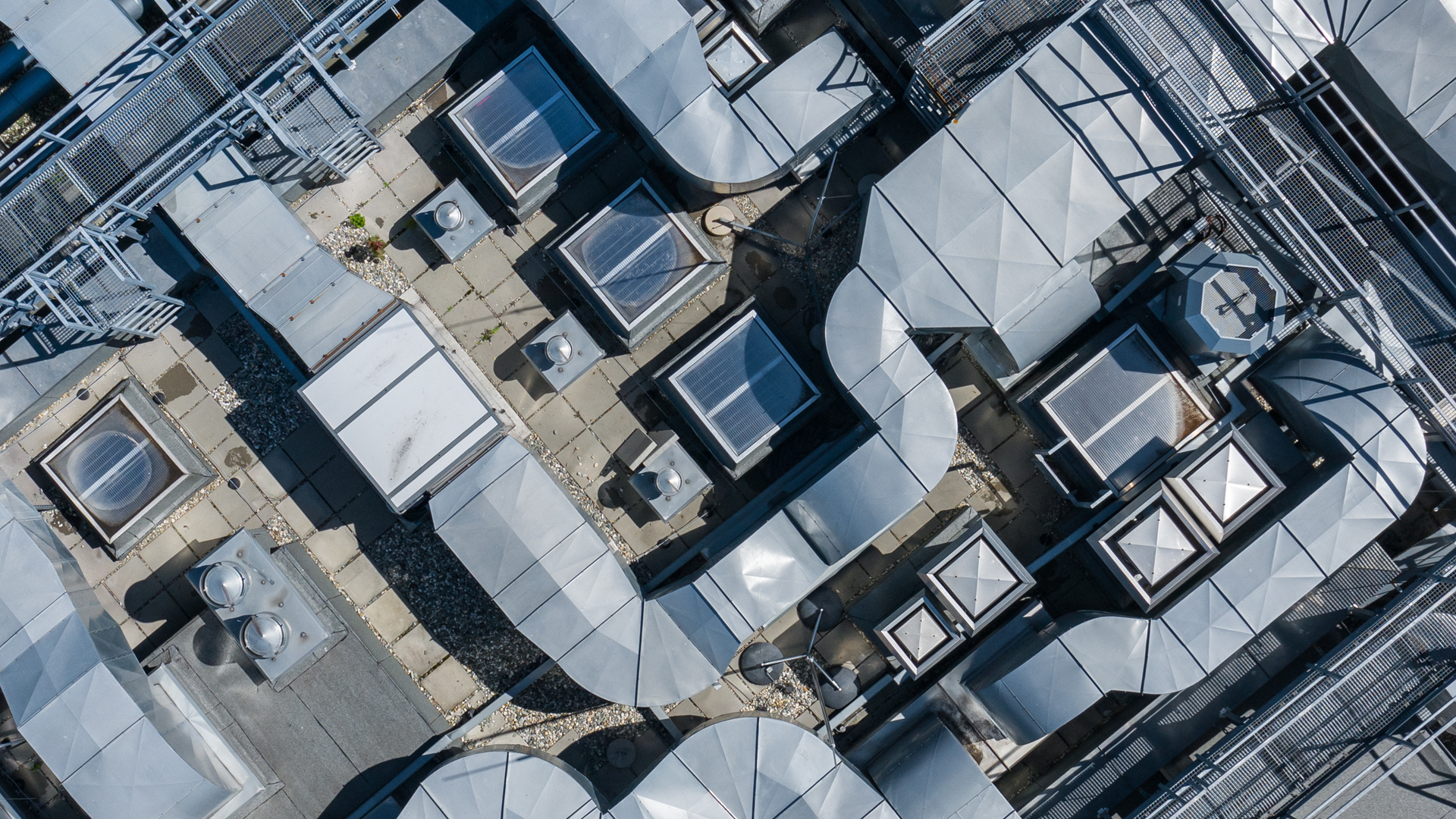 Heating, ventilation, and air conditioning system for thermal energy storage using PCMs on the roof of an industrial building